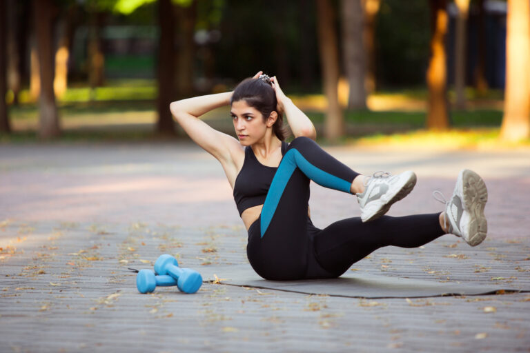 mulher alongando; exercício balístico